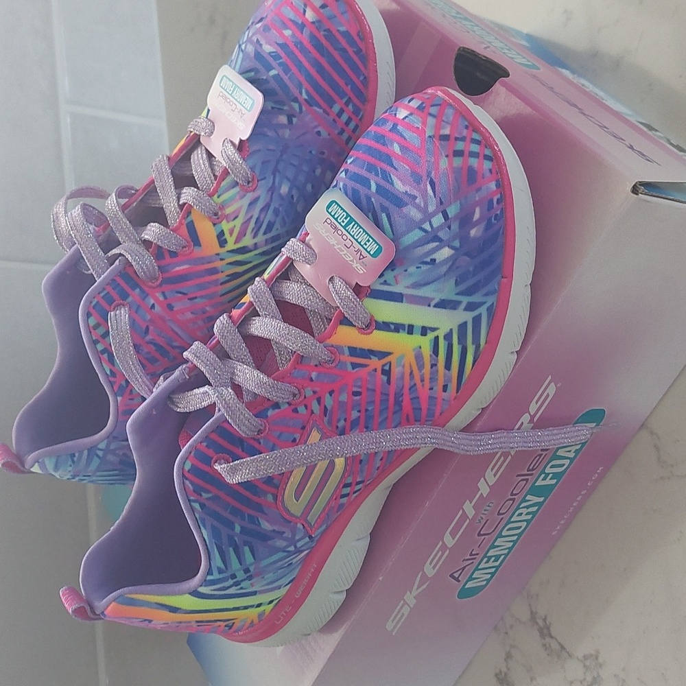 BNWT Girls Skechers Tennis Shoes sz 3